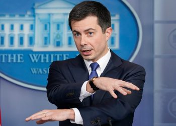 Buttigieg under fire from both parties amid Southwest holiday travel fiasco