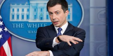 Buttigieg under fire from both parties amid Southwest holiday travel fiasco