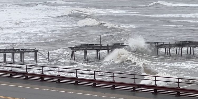 California storm knocks out power for 560,000 as NWS warns of impending floods