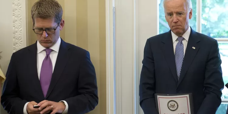 Biden seen holding ‘classified document’ in resurfaced 2013 photo