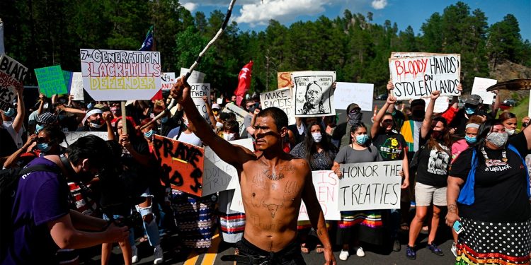 Who wants to tear down Mt. Rushmore?