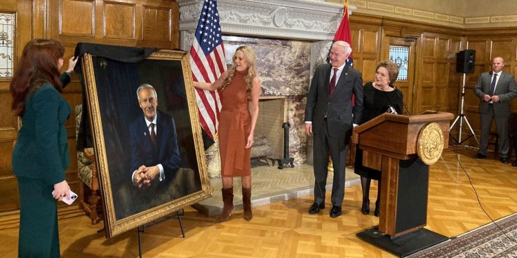 Official portrait of Arkansas Gov. Hutchinson unveiled